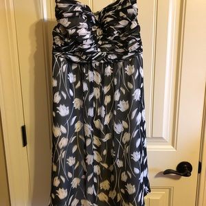 Sleeveless party dress .